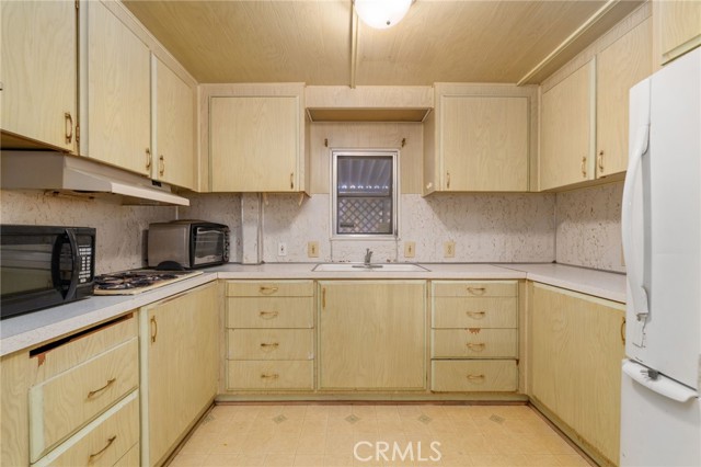 2692 Highland Avenue, Highland CA: https://media.crmls.org/medias/f8ad8325-83f7-4ee3-82b3-168e0e989796.jpg