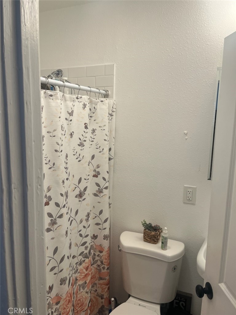 https://media.crmls.org/medias/f8b17fb9-4b4c-41a7-a716-b4ab877ba02c.jpg?preset=X-Large