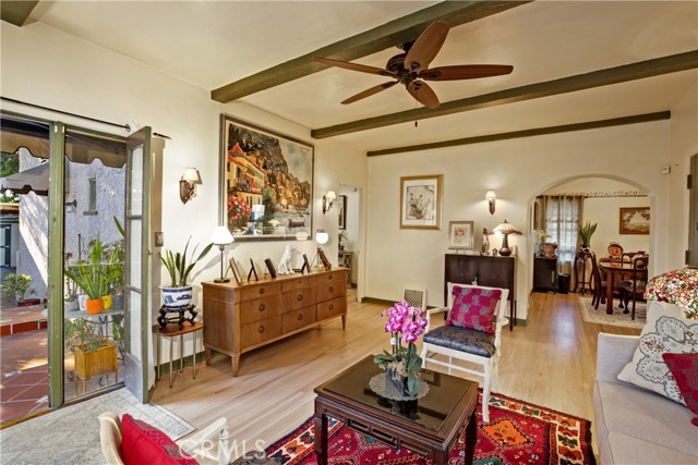 404 N Vinedo Avenue, Pasadena CA: https://media.crmls.org/medias/f8b40533-786b-44af-be4a-11fe1b1404d7.jpg