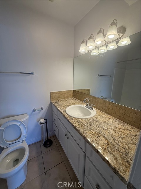Detail Gallery Image 7 of 14 For 3829 Don Tomaso Dr #4,  Los Angeles,  CA 90008 - 2 Beds | 2 Baths