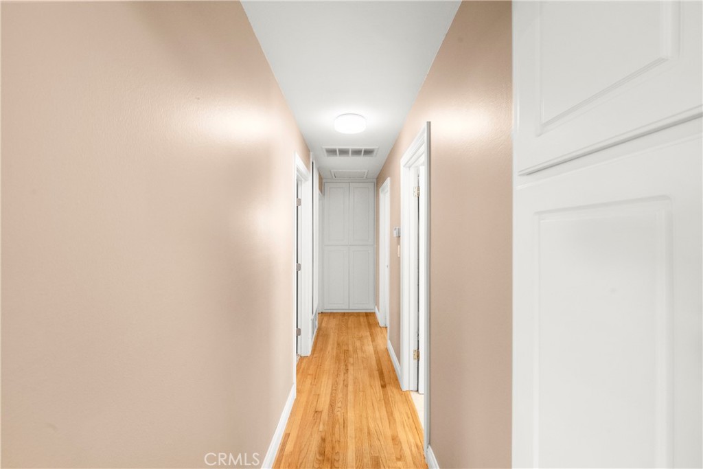 https://media.crmls.org/medias/f8ba05a5-7aac-495c-837a-ff77510585cc.jpg?preset=X-Large