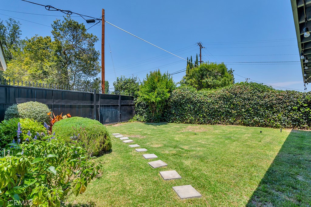 https://media.crmls.org/medias/f8ba694e-2595-4665-83f1-cbb0fdde0309.jpg?preset=X-Large