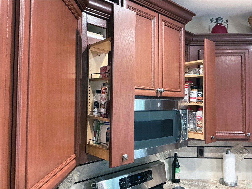 https://media.crmls.org/medias/f8bcf240-301f-4e36-bada-cae973ed4e6c.jpg?preset=X-Large
