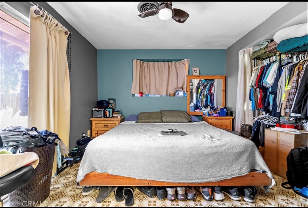 https://media.crmls.org/medias/f8be9a5b-3882-41f9-b211-7958cb3a4828.jpg?preset=X-Large