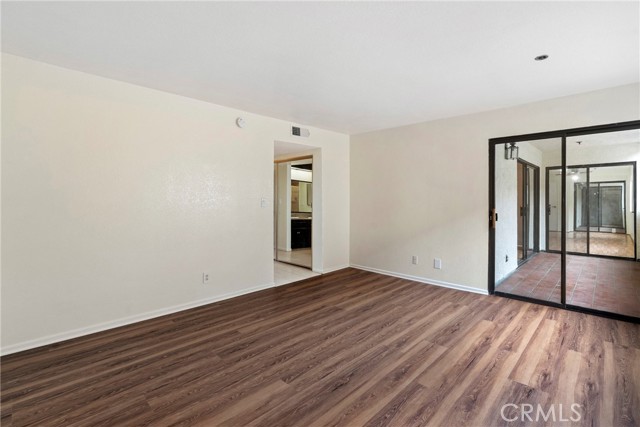 Detail Gallery Image 11 of 27 For 7625 Reseda Bld #104,  Reseda,  CA 91335 - 3 Beds | 2 Baths