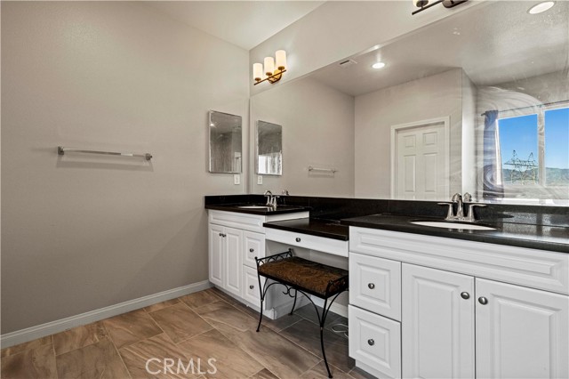 20556 Suzie Lane, Saugus CA: https://media.crmls.org/medias/f8c08982-f890-48a8-b958-936c3f370e34.jpg