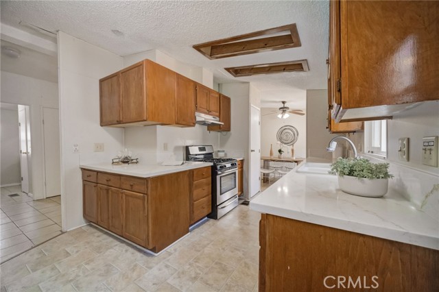 Detail Gallery Image 14 of 36 For 29667 Cromwell Ave, Val Verde,  CA 91384 - 2 Beds | 2 Baths