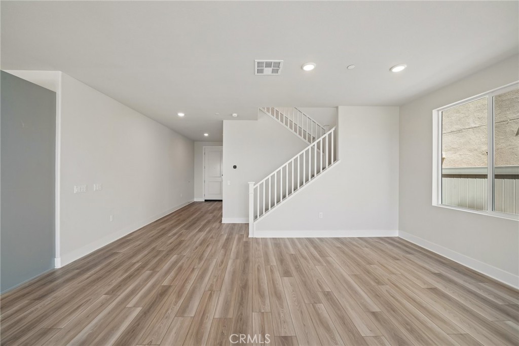 https://media.crmls.org/medias/f8c28805-5862-4d88-b2dd-8ebed241b9da.jpg?preset=X-Large