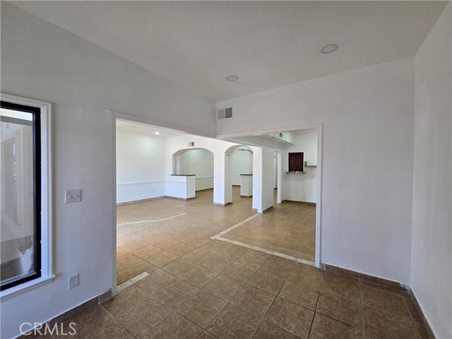 Image 9 of 39 For 1448 Blackstone Avenue