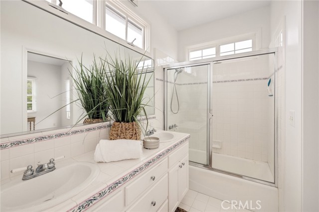 Main bathroom, dual vanity