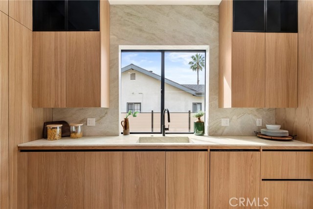 Detail Gallery Image 8 of 58 For 5525 Carpenter Ave, Valley Village,  CA 91607 - 5 Beds | 6/1 Baths