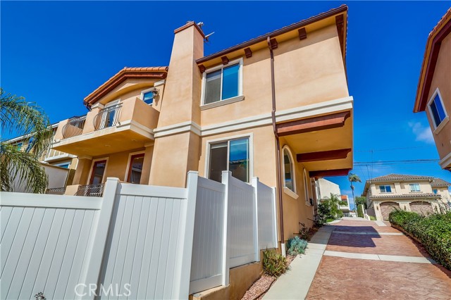 Detail Gallery Image 4 of 53 For 1902 Marshallfield Ln a,  Redondo Beach,  CA 90278 - 4 Beds | 3/1 Baths
