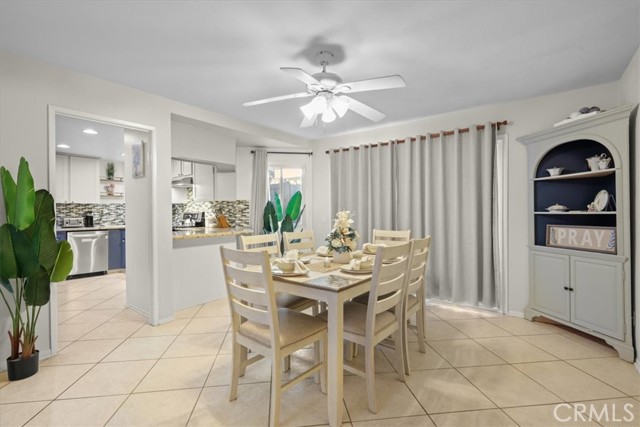 Detail Gallery Image 18 of 70 For 15717 Rosehaven Ln, Canyon Country,  CA 91387 - 3 Beds | 2/1 Baths
