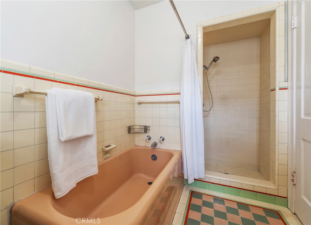 https://media.crmls.org/medias/f8d485c8-2398-4aba-9792-fdec5723309e.jpg?preset=X-Large