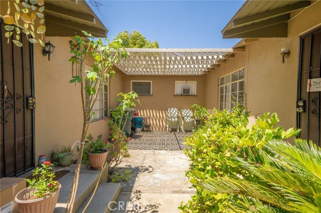 903 N Eleanor Street, Pomona CA: https://media.crmls.org/medias/f8d74766-132c-4d97-aac2-46aa882b0b19.jpg
