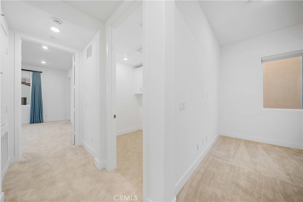 https://media.crmls.org/medias/f8d8e027-e6b5-45bd-8fd4-1821b1a0c516.jpg?preset=X-Large