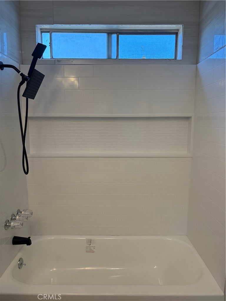 https://media.crmls.org/medias/f8daa3e1-81c8-4d4c-8f05-e49a19e3d028.jpg?preset=X-Large