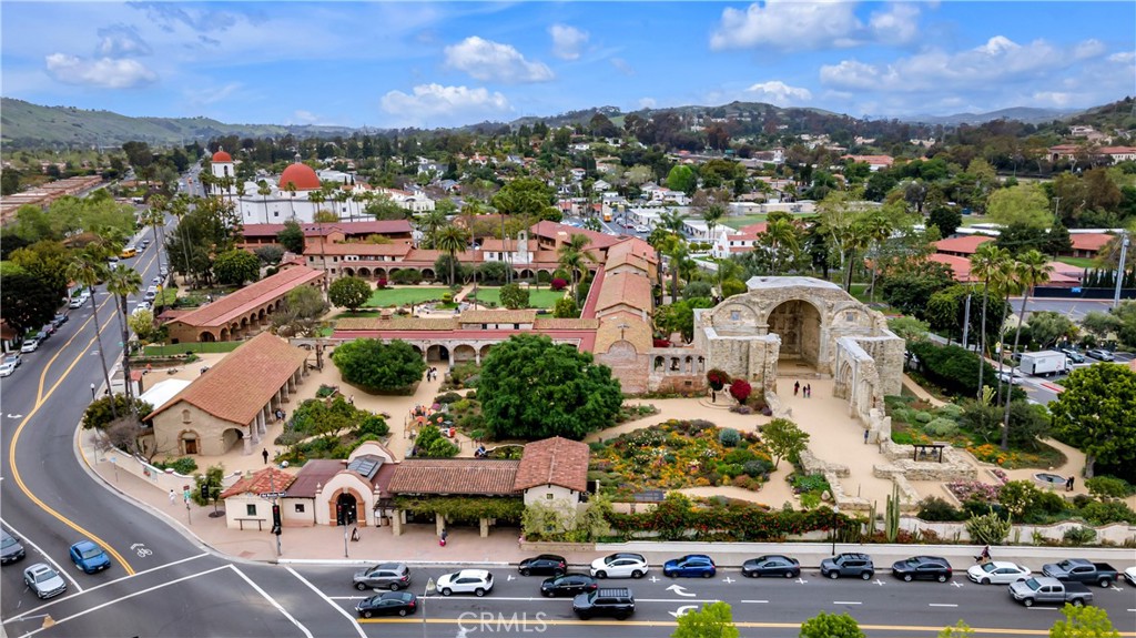 https://media.crmls.org/medias/f8db9a04-4227-4c11-8231-7a5696340236.jpg?preset=X-Large