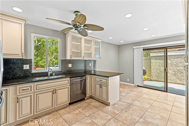 Detail Gallery Image 11 of 35 For 21 Summerwalk Ct, Newport Beach,  CA 92663 - 2 Beds | 2 Baths