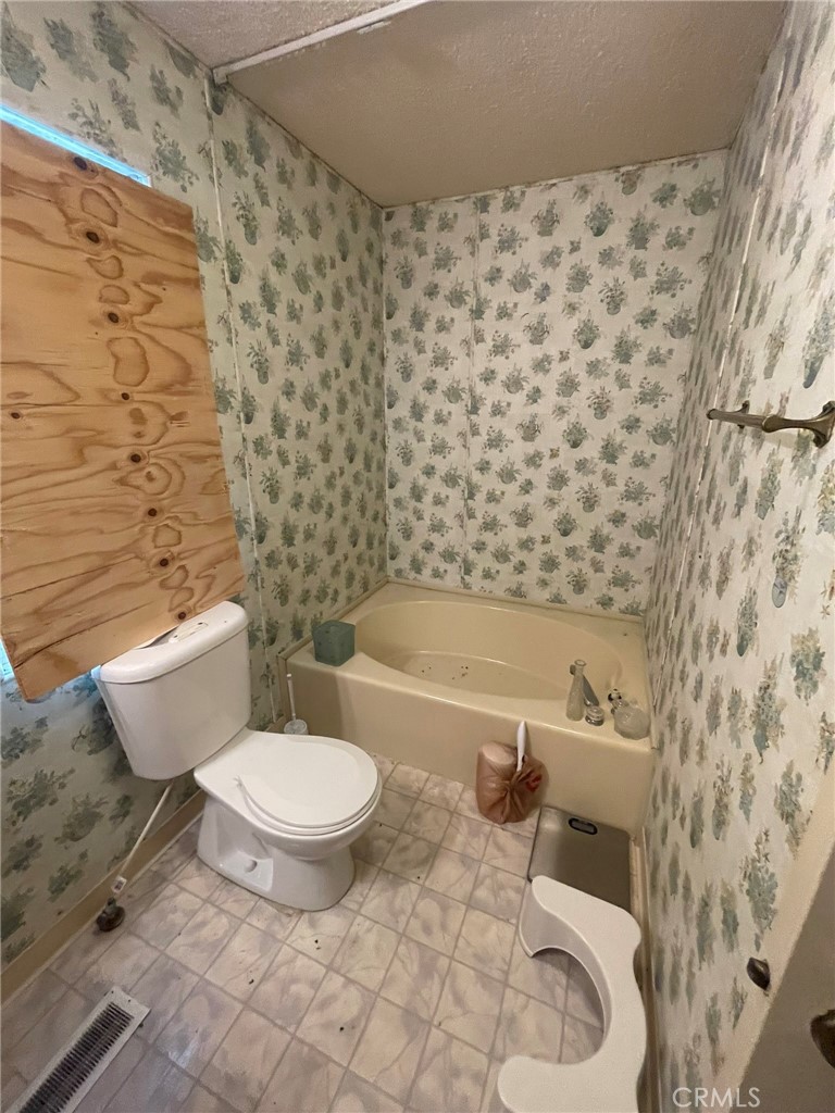 https://media.crmls.org/medias/f8dc39de-0e47-4285-969c-3f3ca7e42e4a.jpg?preset=X-Large