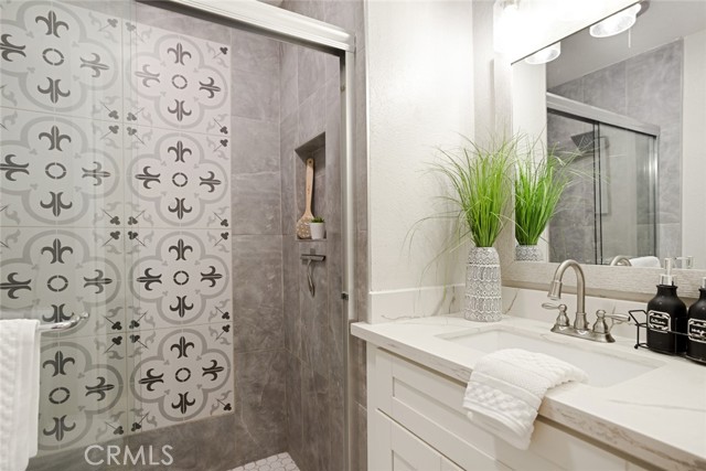 Detail Gallery Image 4 of 24 For 14803 Vanowen St #9,  Van Nuys,  CA 91405 - 2 Beds | 2 Baths