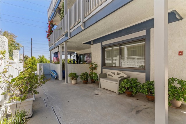 Detail Gallery Image 2 of 10 For 212 E Imperial Ave a,  El Segundo,  CA 90245 - 3 Beds | 2 Baths