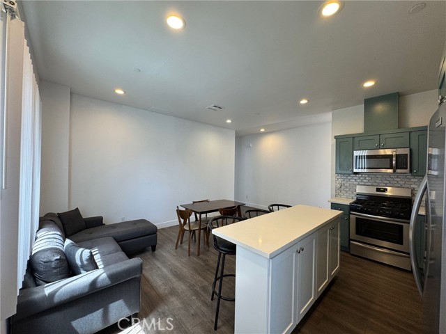 1737 1/2 Magnolia Avenue, Los Angeles CA: https://media.crmls.org/medias/f8e1edea-0ae2-46a7-95d2-ba980e7f115b.jpg