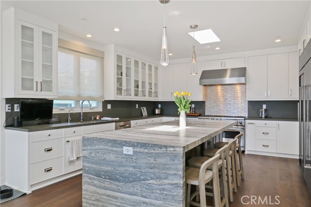 2215 Bayview Drive, Manhattan Beach, California 90266, 4 Bedrooms Bedrooms, ,3 BathroomsBathrooms,Residential,Sold,Bayview,SB21154345