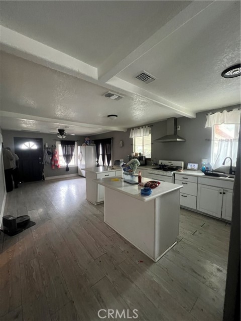 Detail Gallery Image 2 of 9 For 664 W 14th St, San Bernardino,  CA 92405 - 3 Beds | 3 Baths