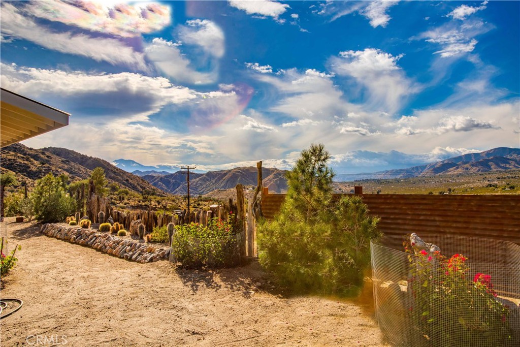 https://media.crmls.org/medias/f8ebc1dc-325e-4843-8ff6-29893f08840e.jpg?preset=X-Large