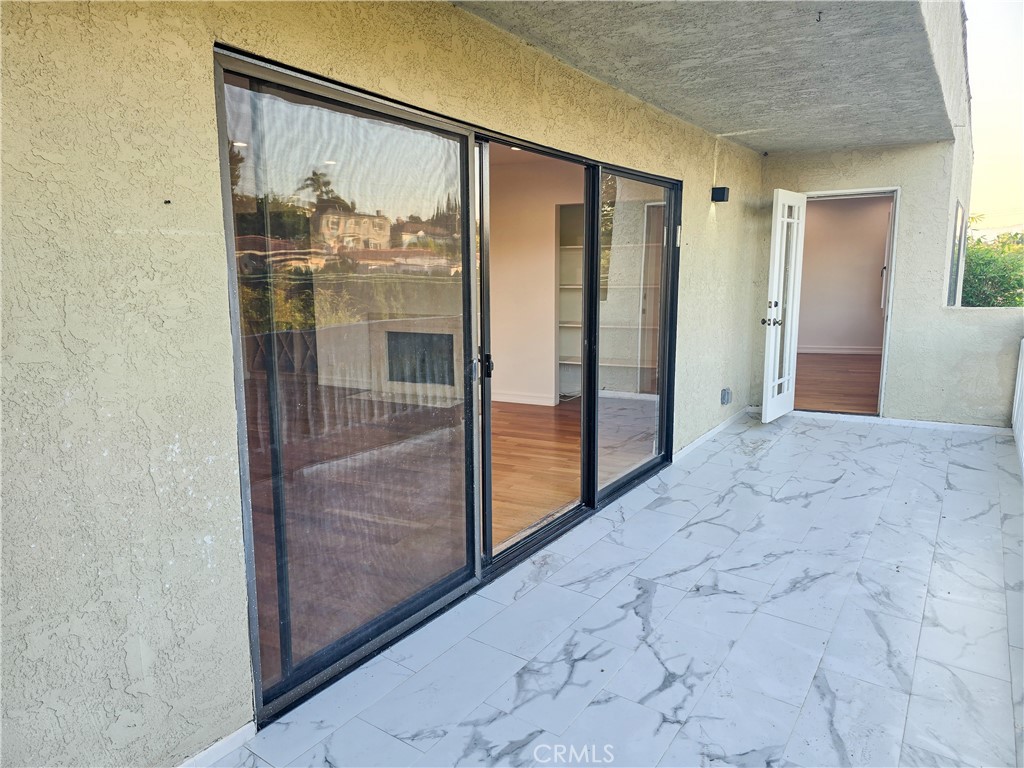 https://media.crmls.org/medias/f8eea302-1ab6-41b8-859b-dab5067a56cf.jpg?preset=X-Large