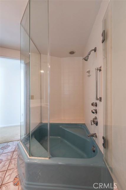 Tub in Bathroom 2