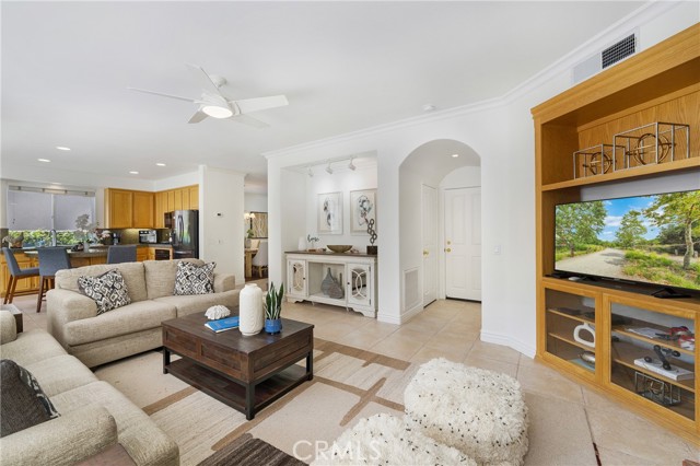 2 Westgate, Irvine CA: https://media.crmls.org/medias/f8efaedd-be73-424d-8092-6854021b6f55.jpg