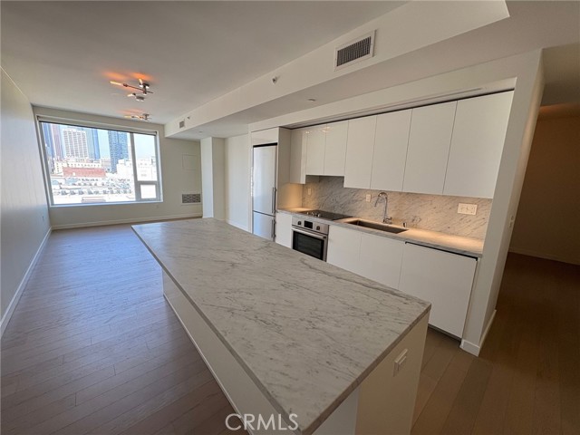 1050 S Grand Avenue, Los Angeles CA: https://media.crmls.org/medias/f8f2c008-f086-47b5-b064-736235ff5dfe.jpg