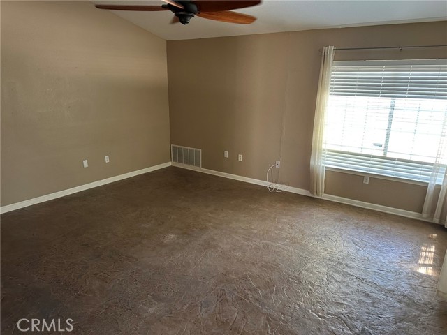 Detail Gallery Image 4 of 19 For 1715 Lake Way, Lancaster,  CA 93534 - 5 Beds | 2/1 Baths