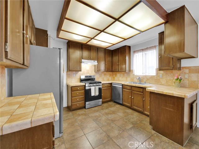 Detail Gallery Image 11 of 31 For 18425 Saticoy St #1,  Reseda,  CA 91335 - 3 Beds | 2/1 Baths