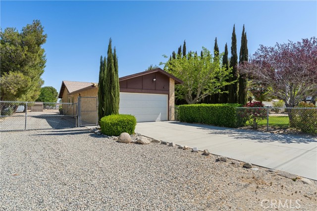Detail Gallery Image 2 of 25 For 5819 E Avenue T8, Palmdale,  CA 93552 - 3 Beds | 2 Baths
