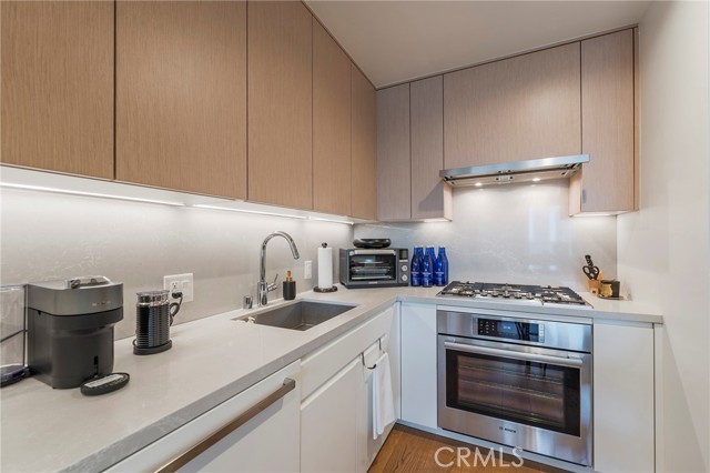 877 Francisco Street, Los Angeles CA: https://media.crmls.org/medias/f8fbfe2a-19ae-46b4-9b1c-6fe98d84591e.jpg