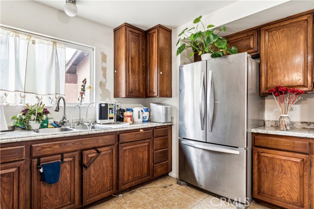 Detail Gallery Image 9 of 17 For 14933 Daffodil Ave, Canyon Country,  CA 91387 - 4 Beds | 2 Baths
