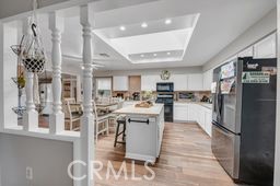 https://media.crmls.org/medias/f9004f3a-c796-4065-974c-e14dc022d9f9.jpg?preset=X-Large