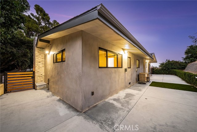 325 N Madison Avenue, Monrovia CA: https://media.crmls.org/medias/f901d3f7-3694-4178-b95c-d314bfd0d65a.jpg