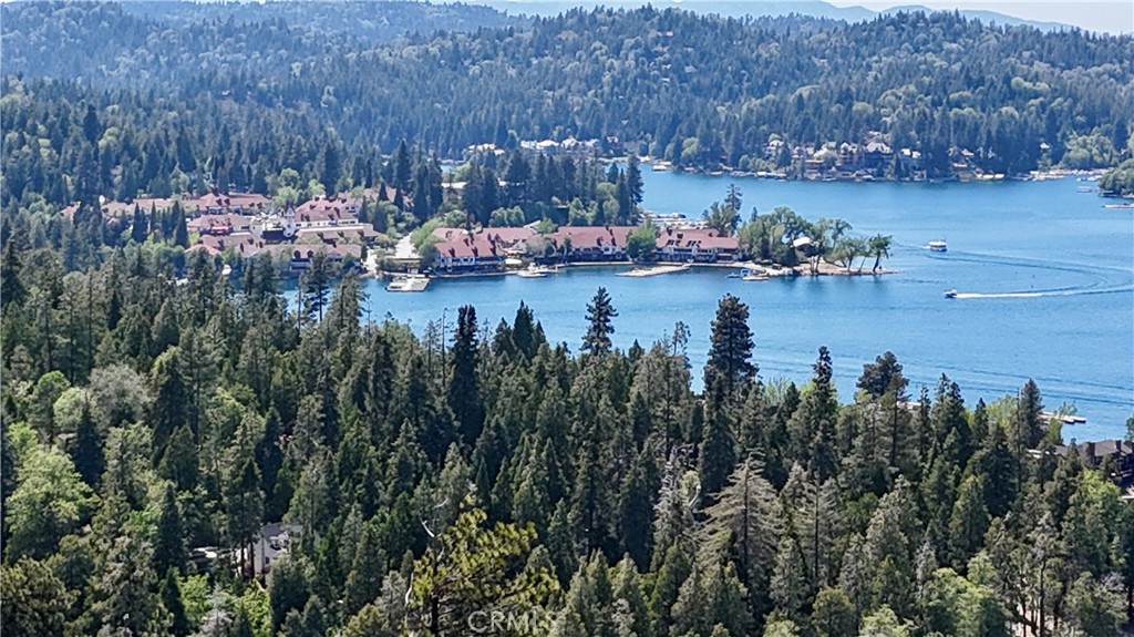 https://media.crmls.org/medias/f9059bee-5f5d-4d56-beb7-8567ece18dfc.jpg?preset=X-Large