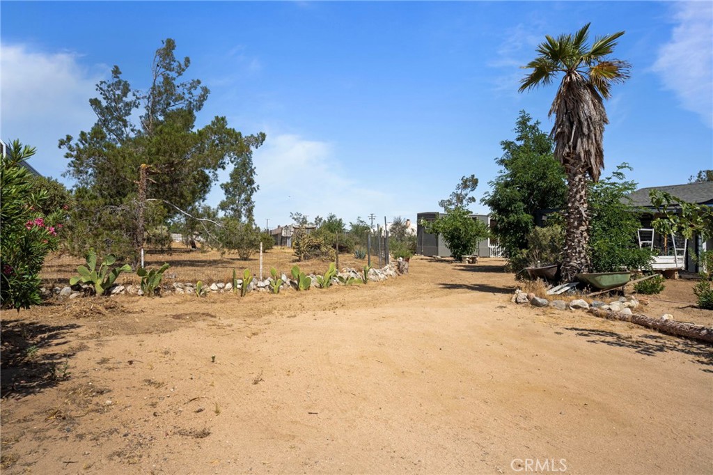 https://media.crmls.org/medias/f906880f-2151-4a9c-a205-ec82fa0444a1.jpg?preset=X-Large