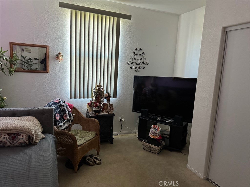 https://media.crmls.org/medias/f906ef02-8069-4f16-b3b1-4209d60026a0.jpg?preset=X-Large