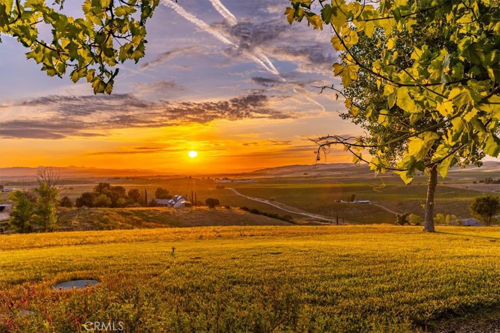 https://media.crmls.org/medias/f909e357-dfa0-45aa-9c18-113eddc38c81.jpg?preset=X-Large