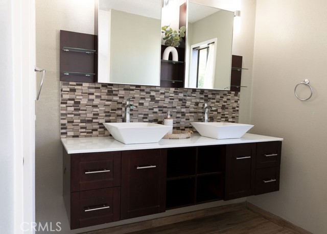 21241 Lassen Street, Chatsworth CA: https://media.crmls.org/medias/f90c6460-bfee-46ca-afed-cf9d33aaa85f.jpg