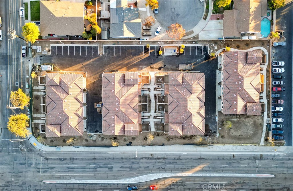 https://media.crmls.org/medias/f910fced-69bc-4554-9e96-261f6f4cd8df.jpg?preset=X-Large