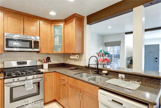 Detail Gallery Image 8 of 50 For 3723 Country Club Drive #9,  Long Beach,  CA 90807 - 3 Beds | 2 Baths