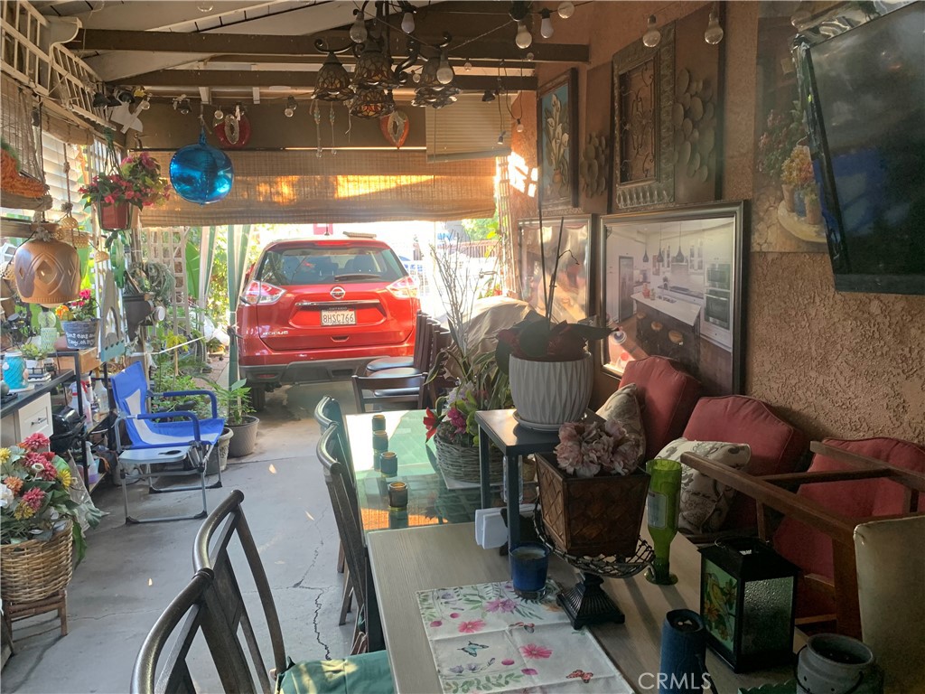 https://media.crmls.org/medias/f91177d5-8b81-4871-8d65-dcce76957c30.jpg?preset=X-Large