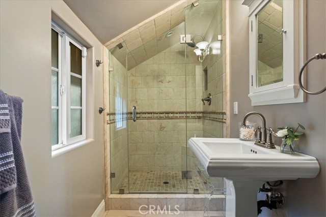 Detail Gallery Image 9 of 19 For 28906 Palisades Dr, Lake Arrowhead,  CA 92352 - 4 Beds | 3/1 Baths